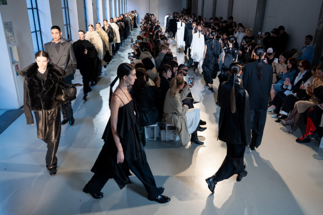 지난 7일 프랑스 파리 현대미술관 팔레 드 도쿄에서 컨셉코리아 2025 F/W가 진행되고 있다. 콘진원 제공